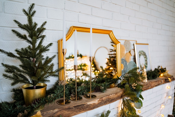 圣诞树上有花盆，云杉树枝编成的花环，烛台，花环。冬天的假期。内部照片。新年和圣诞节。图片下载