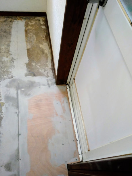 地板正在装修的浴室的风景照片图片下载