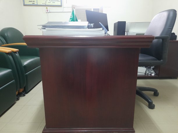 包含桌子、员工椅、三把绿色座椅、电脑、打印机、文件和纸张的空办公室图片下载