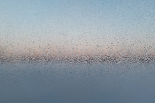 霜冻纹理从冰晶上的玻璃上的出版物，海报，日历，帖子，屏幕保护程序，壁纸，封面。冬季美术背景。高质量照片图片下载