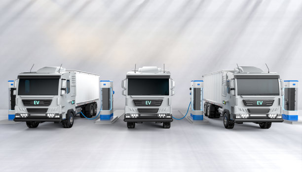 电动物流拖车或电动货车在充电站图片下载