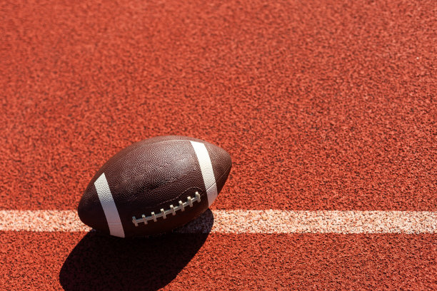 体育馆运动地板场上的美式足球图片下载