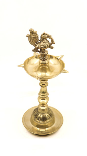 有孔雀鸟标志的油灯图片下载