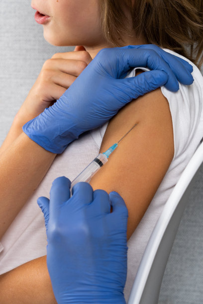 儿童接种疫苗，小男孩在医生预约，手臂注射，儿童药物，手臂注射，垂直照片图片下载