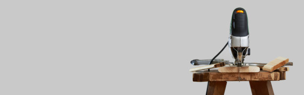 灰色背景上的电动拼图。木工电动工具。带复印空间的照片。图片下载