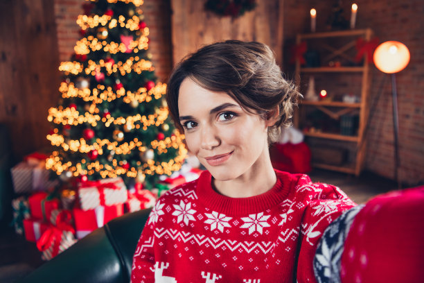 照片华丽的积极的女士做自拍记录视频新年树照明灯装饰房子在室内图片下载
