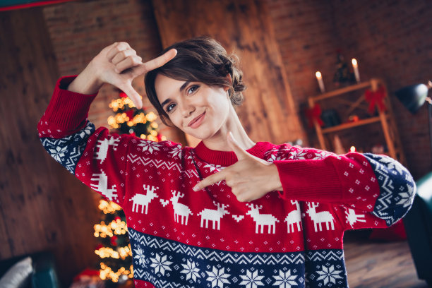 可爱的漂亮女孩手臂的照片手指示范干部手势节日花环灯的房子在室内图片下载