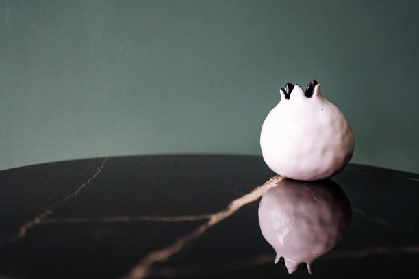 极简主义的金色装饰小树的照片。圣诞树的小雕像。圣诞树的装饰品。新年和圣诞节的气氛。图片下载