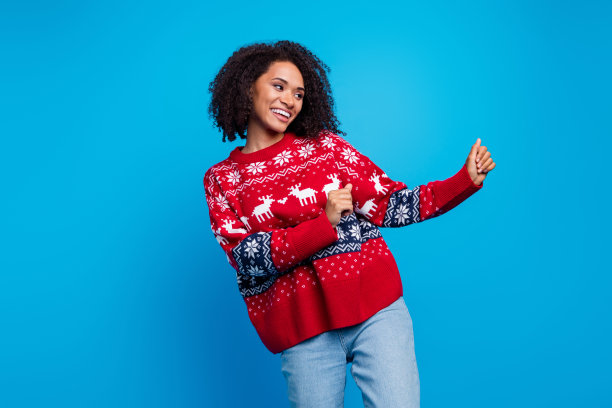 照片中的女孩穿着时髦的衣服，享受着神奇的夜晚，在蓝色的背景下看起来很空旷图片下载