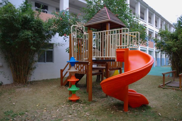 幼儿园玩滑板图片下载