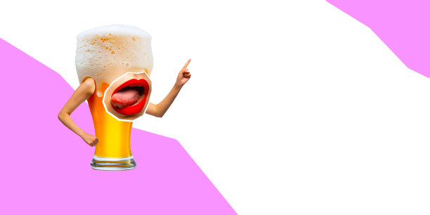 当代艺术拼贴。现代创意艺术。一杯诱人的泡沫啤酒，女人的嘴唇涂着红色的口红，还有一双性感的手。图片下载