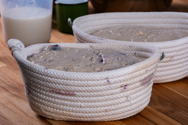 在发酵篮子里的手工面包面团图片下载