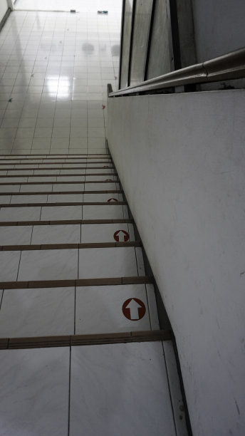 有上行标志的楼梯，上面有指示如何使用道路的箭头。楼梯上有方向标志图片下载