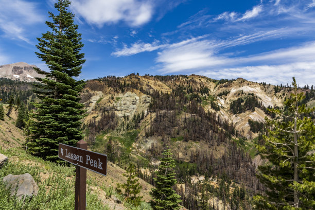 北加州拉森火山国家公园壮观而戏剧性的风景照片。图片下载