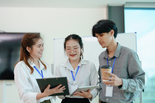 商业团体的人开会讨论，计划投资的财务预算，计划新的营销策略来对抗竞争对手图片下载