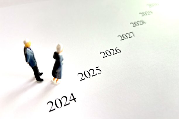 一对老夫妇展望2024年后的未来图片下载