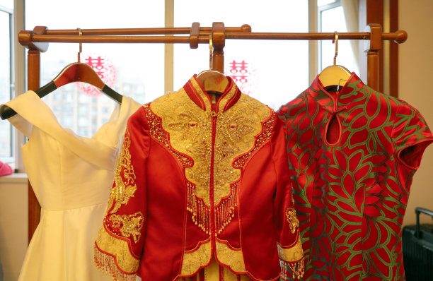 挂在衣架上的中式婚纱图片下载