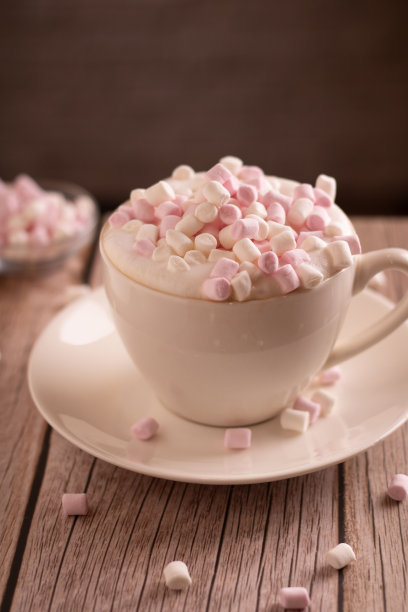 照片甜点，白色和粉红色的棉花糖，咖啡杯泡沫，近距离，享受，极简主义，小吃，咖啡馆，氛围图片下载