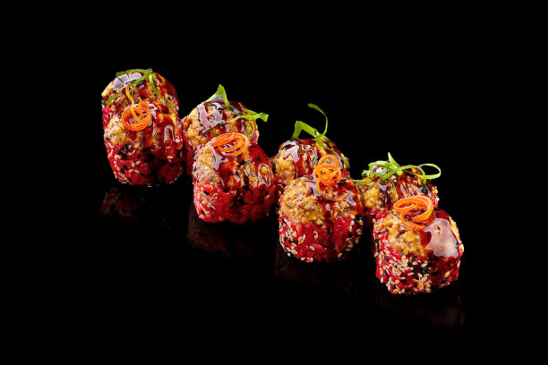 烤寿司卷在tobiko鱼子酱与鳗鱼在黑色背景。日本料理，菜单图片图片下载