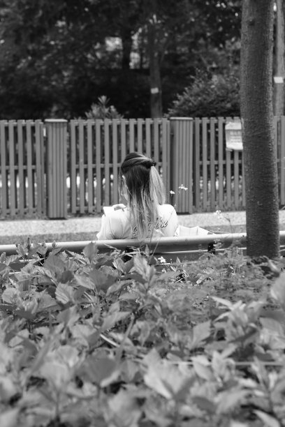 坐在公园椅子上的女人(黑白照片)图片下载