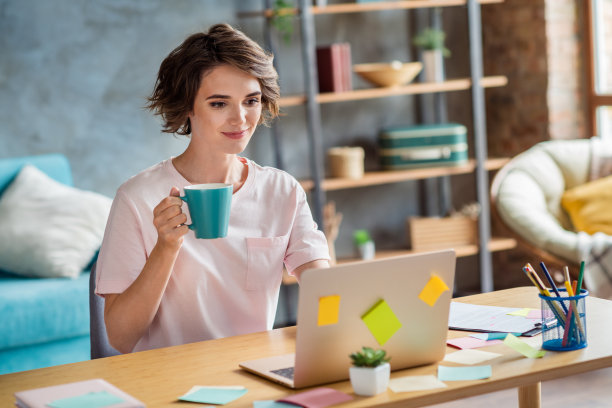 年轻自信的女孩在工作、会议、喝咖啡、休息时用上网本完成任务的照片图片下载