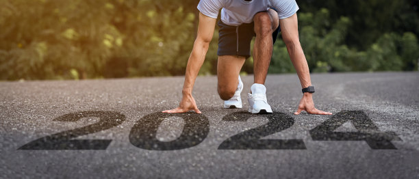 男子运动员站在起跑线上，用数字2024象征着新年的开始图片下载