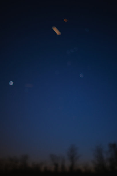 乡村的轮廓与银河星空-失焦照片适合的背景。图片下载