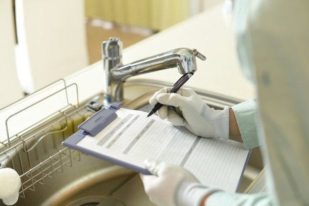 一名工人正在检查家庭厨房的供水情况图片下载