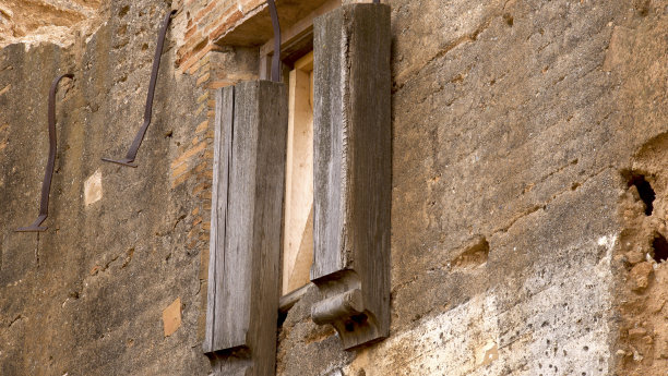 城堡塔楼上的木窗图片下载