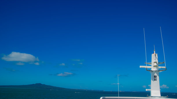 新西兰奥克兰市和岛屿阳光明媚的蓝色海景图片下载