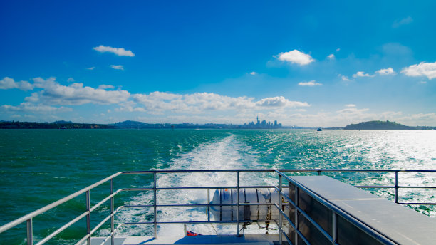 新西兰奥克兰市和岛屿阳光明媚的蓝色海景图片下载