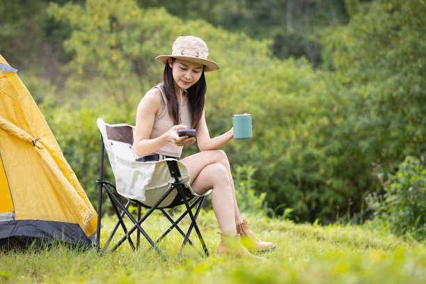 一位年轻女子在露营时用智能手机的前置摄像头拍下了这张照片。图片下载