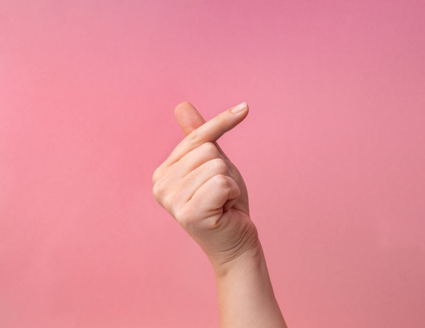 手指的心。变焦照相机象征着爱情。女人的手显示心脏的标志图片下载