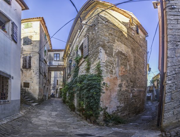 格罗兹扬镇的照片，田园诗般的鹅卵石街道和天然石材建筑图片下载