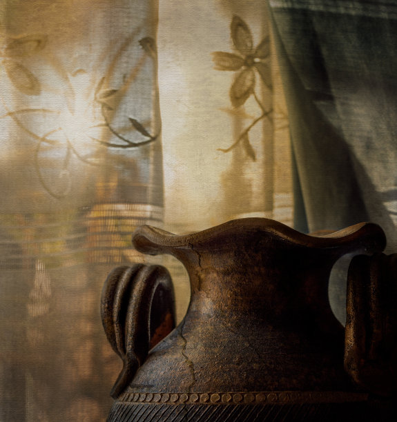 窗帘旁边的旧花瓶。图片下载