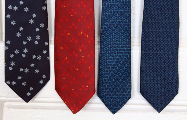 选择丝绸男士领带沿门悬挂(领带底部的特写细节)领带，花式礼服，正式，商务图片下载