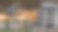 一个巨大的外星人站在外面，双手放在膝盖上，俯身看着外面阳台上的一个人类女人。图片下载
