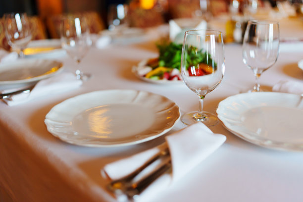 空酒杯宴会上餐桌上的空酒杯和盘子图片下载
