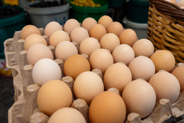 近距离观看有机鸡蛋在卡通盒和分组在当地集市或市场图片下载