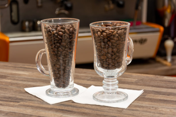 两杯加咖啡豆的图片下载