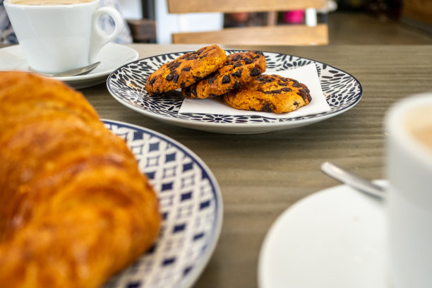 咖啡店产品，饼干，牛角面包，加牛奶的咖啡。图片下载