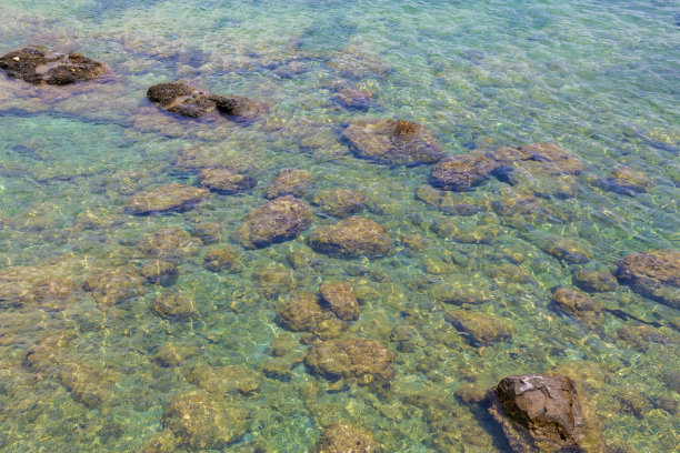 五颜六色的鹅卵石和珊瑚在海水下看起来像pil画。靠近土耳其阿拉尼亚的地中海。设计装饰摘要图片下载