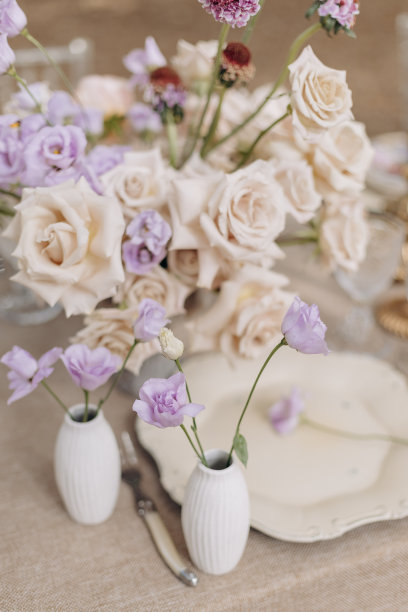 节日餐桌在自然的颜色与花束和白色瓷盘。餐厅。图片下载