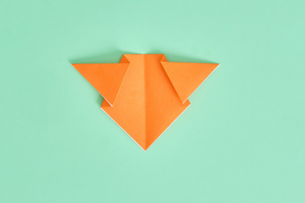 折纸熊。循序渐进的绿色背景照片说明。DIY的概念。第六段图片下载