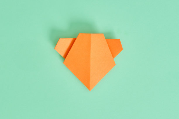 折纸熊。循序渐进的绿色背景照片说明。DIY的概念。向客人图片下载