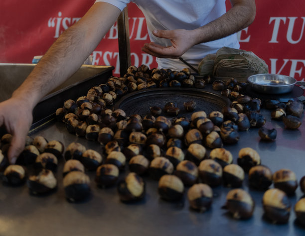 烤栗子特写。烤栗子。伊斯坦布尔街头的栗子油炸食品图片下载