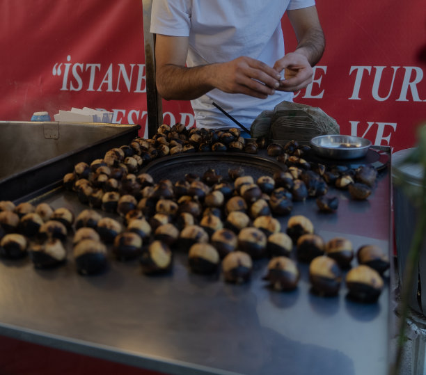 烤栗子特写。烤栗子。伊斯坦布尔街头的栗子油炸食品图片下载