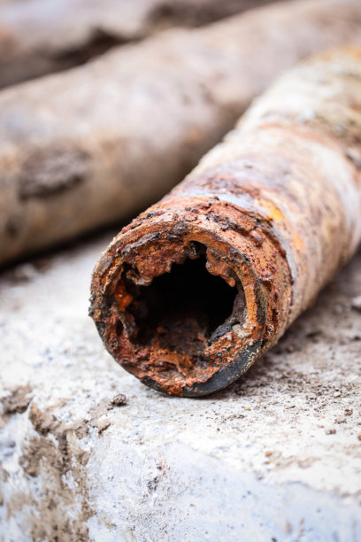 用陈旧生锈的饮用水管道拍摄的细节照片图片下载