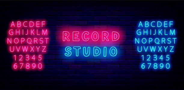 唱片工作室的霓虹灯标签。播放音乐。在线流媒体。闪亮的粉色和蓝色字母。矢量股票插图图片下载
