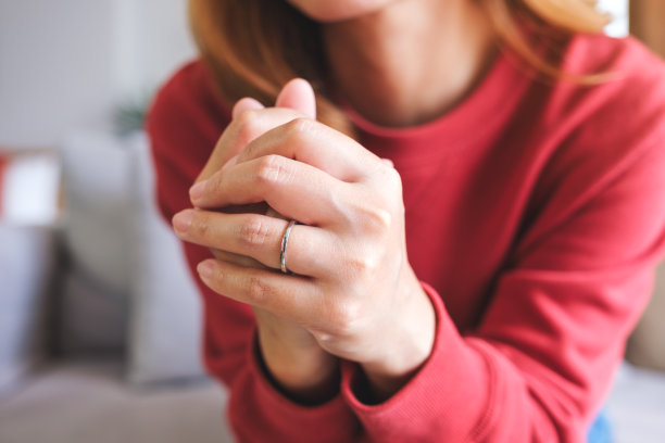 一个年轻女子手指上戴着银戒指的特写照片图片下载